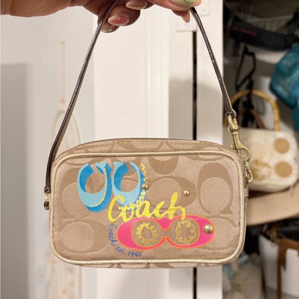 Coach Poppy Op Art Wristlet colorful graffiti Print hot pink interior